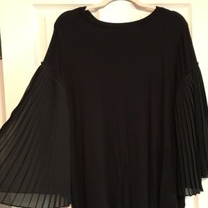 Bell pleated sleeve shirt